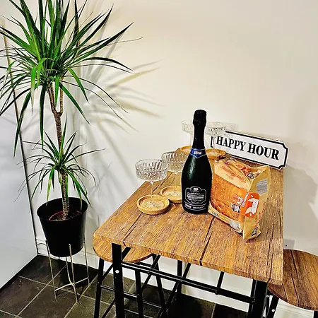 Close To Leeds Centre - The Snug *