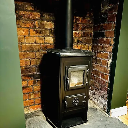 Close To Leeds Centre - The Snug *