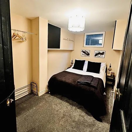 Close To Leeds Centre - The Snug